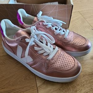 ‘V-10’ trainers from VEJA